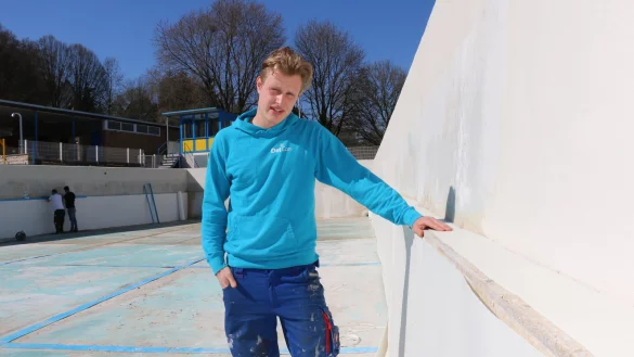 Schwimmeister Philip Albert im leeren Schwimmbecken in Berlebeck. Hier soll in K&uuml;rze eine neue Folie angebracht werden. - &copy; Till Sadlowski