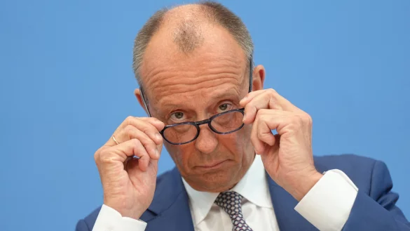 CDU-Chef Friedrich Merz: Er betont die Notwendigkeit ruhiger und sachlicher Diskussionen in der Politik. - © Michael Kappeler/dpa