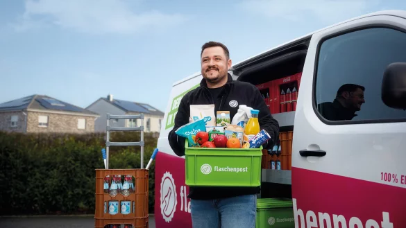 Aus den bestehenden Flaschenpost-Lagern werden ab Mai mehr als 500 zus&auml;tzliche Postleitzahlen deutschlandweit beliefert. Auch aus dem Standort in Bielefeld werden mehr Orte angefahren. - &copy; Flaschenpost