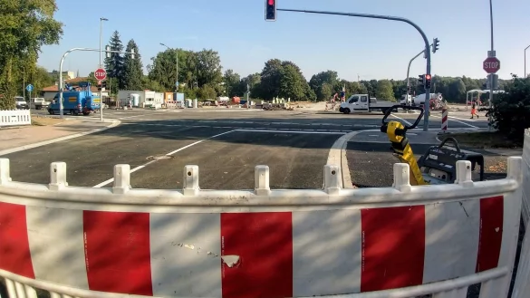 Eine Ampelschaltung regelt k&uuml;nftig den Verkehr der Hornschen Stra&szlig;e auf der H&ouml;he des Sportplatzes. Die letzten Absperrungen sind am Dienstagnachmittag gewichen. - &copy; Yvonne Glandien