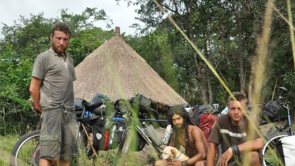 Jan Pirco Ulbrich (von links), Daniel Maachaoui und Daniel Hage w&auml;hrend ihrer Reise quer durch Afrika. - &copy; Fotorechte: Jan Pirco Ulbrich