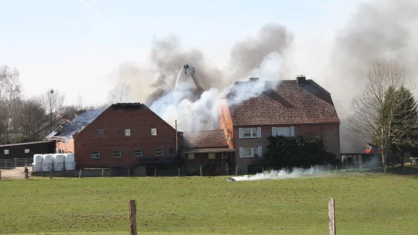 Das Feuer brach offenbar in der Scheune des Anwesens aus. - &copy; Madita Schellenberg