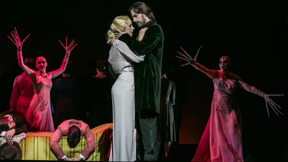 Kathrin Merkl (Lucy Westenra), und Lucius Wolter (Dracula) bauf der B&uuml;hne des Landestheaters. - &copy; Landestheater Detmold/Jochen Quast