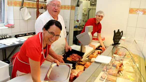 Noch lange nicht Feierabend: Elisabeth, Friedrich und Samuel Westerheide (von links) r&auml;umen die Theke in ihrem Hofladen aus. 
- &copy; Thomas Dohna