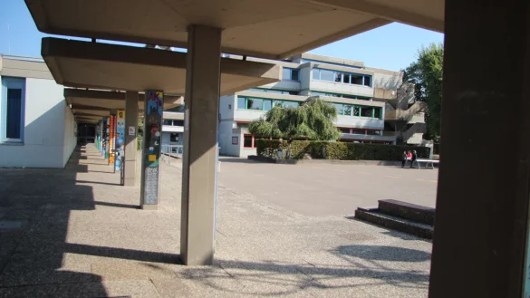 Die Realschule in Lemgo. &bdquo;Guter Hybrid-Unterricht braucht Vorlauf", sagt die Schulleiterin Dorit Meier. - &copy; Katrin Kantelberg