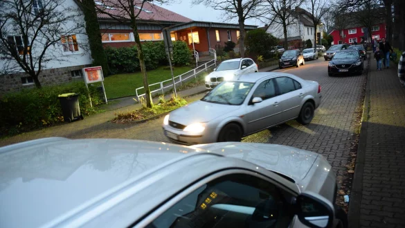 Der Verkehr vor der Grundschule und der Kita in B&ouml;singfeld ist morgens zur Sto&szlig;zeit chaotisch. Die Leitungen w&uuml;nschen sich eine Verbesserung. - &copy; Nicole Ellerbrake