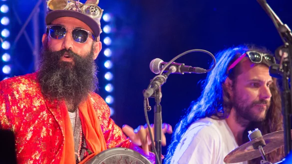 Vor einigen Jahren zeigte die britische Weltmusik-Gruppe "The Turbans" um Drummer Pav Mav (links) und Pablo Dominguez ihr musikalisches Können auf dem Marktplatz. Auch in diesem Sommer soll dort wieder eine ganze Reihe von Künstlern auftreten. - © Archivfoto: Raphael Bartling