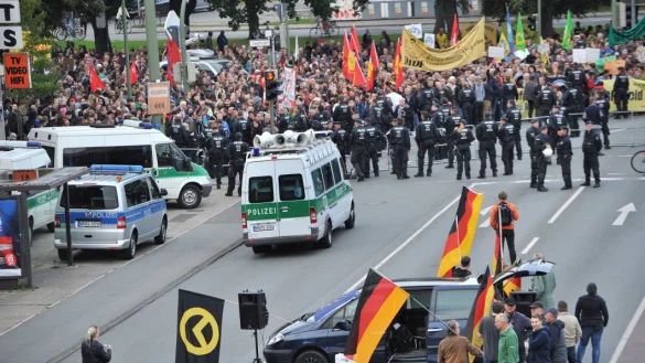 Rund 20 Biegida-Anh&auml;nger (vorne) standen in Bielefeld etwa 3.500 Gegendemonstranten gegen&uuml;ber. - &copy; Andreas Fr&uuml;cht