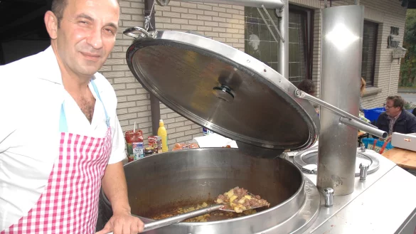 Gulaschkanone: Sükrü Ünal bereitet im Rahmen des Opferfestes das
Mittagessen für die Billerbecker Flüchtlinge vor. - © Brinkmeier