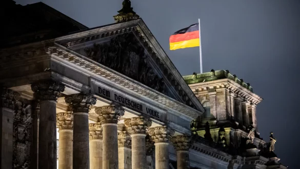 Blick auf den Reichstag: Vor der Bundestagswahl w&auml;chst die Distanz zu Fakten, klagt unser Autor. - &copy; picture alliance/dpa