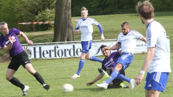 Gestrecktes Bein: Glimpflich ging diese Gr&auml;tsche von Quernheims Batuhan Kaymak (blaues Trikot) gegen Patrick Reinsch aus. Niklas Kikenberg (links) und Tim Jahn schauen zu. - &copy; Dietmar Welle