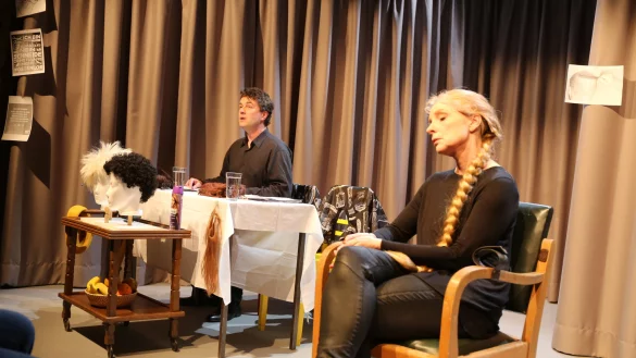 "Rapunzel lass dein Haar herunter", w&uuml;nscht der Prinz alias Stephan Clemens. Rapunzel (Silke Dublier) l&auml;sst das allerdings eher kalt. - &copy; Alina Hetland