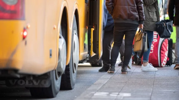 Richtig sitzen: So beugen Sie Reise&uuml;belkeit vor - &copy; Foto: Alexander Heinl/dpa-tmn