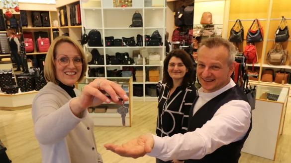 Ute Wagner (links) &uuml;bergibt den Schl&uuml;ssel ihres Ladens "Leder Reese" an Jens und Dana Fedeler. Sie f&uuml;hren das Gesch&auml;ft ab sofort weiter. Ute Wagner verabschiedet sich in den Ruhestand. - &copy; Alexandra Schaller