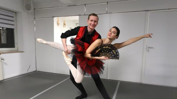 Laura Sorra und Paul Hauck bringen passend zu den Kl&auml;ngen von Carmen spanisches Temperament auf die B&uuml;hne. - &copy; Ballettschule Fasse