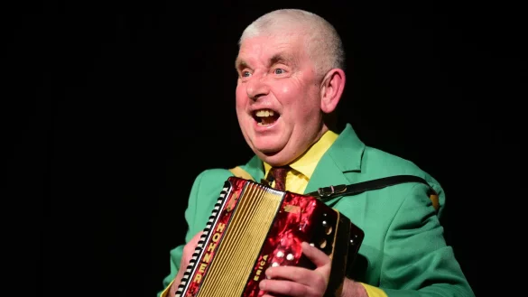 Erwin Grosche steht seit 50 Jahren auf der B&uuml;hne - am Wochenende war er in L&uuml;gde zu Gast. - &copy; Nicole Ellerbrake