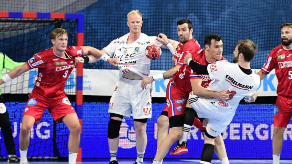 Eine knallharte Abwehr stellte der TBV Lemgo Lippe am Samstag Abend beim 28:24 in Erlangen. - &copy; Foto: Sch&ouml;nberger