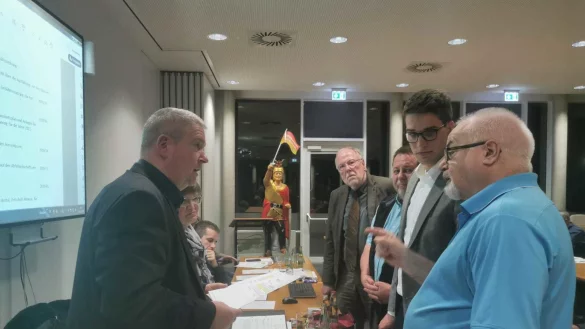 K&auml;mmerer Hubertus Fricke (von links) und B&uuml;rgermeisterin Monika Rehmert diskutieren mit den Fraktionschefs Karl-Heinz Sievert (SPD), Manfred Stoller (UWE), Jannik Rehmsmeier (FDP) und CDU-Fraktionsvize Dr. Hermann Paulus. - &copy; Sylvia Frevert