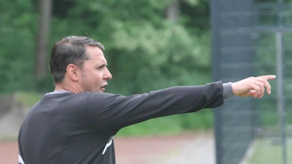 Die Zeichen des Trainers kommen an: Steven Hengstler freut sich &uuml;ber den ersten Dreier. - &copy; Sebastian Lucas