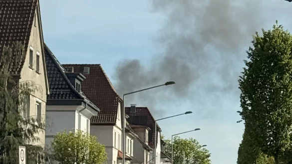 Die Rauchs&auml;ule des Garagenbrandes ist deutlich zu sehen. - &copy; Feuerwehr Detmold/Christopher Rieks