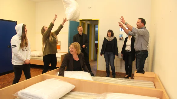 Ronny Seltmann (rechts) und Dani Fries (vorne), Mitarbeiter der Clearinggruppe, richten gemeinsam mit engagierten jungen Helfern vor den staunenden Augen von Eben-Ezer-Vorstand Udo Zippel die Zimmer ein. - &copy; Stefan Backe