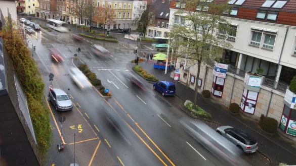 Der Verkehrsknotenpunkt an der Kreuzung vor dem Klinikum wird nach dem Stand der Dinge ab 2022 ausgebaut und optimiert. Erste Planungen daf&uuml;r liegen inzwischen vor. - &copy; Vera Gerstendorf-Welle