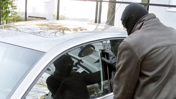 Autoknacker: Professionelle Diebe ben&ouml;tigen nur wenige Sekunden, um Fahrzeuge zu &ouml;ffnen oder die Seitenscheiben einzuschlagen. Die T&auml;ter agieren oft am helllichten Tag. Offen im Wagen herumliegende Taschen, Handys und Computer sind f&uuml;r sie eine Aufforderung. - &copy; picture-alliance/ gms