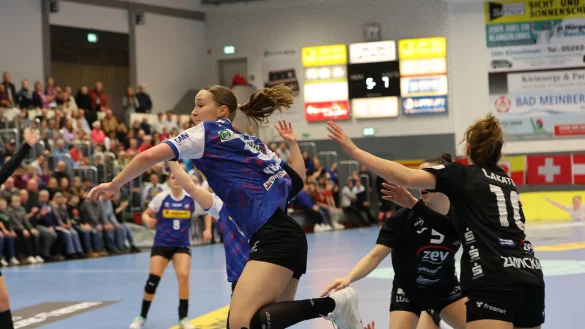 Die Blombergerin Nieke findet wieder L&uuml;cke und erzielt einen ihrer insgesamt acht Treffer - &copy; Paul Cohen