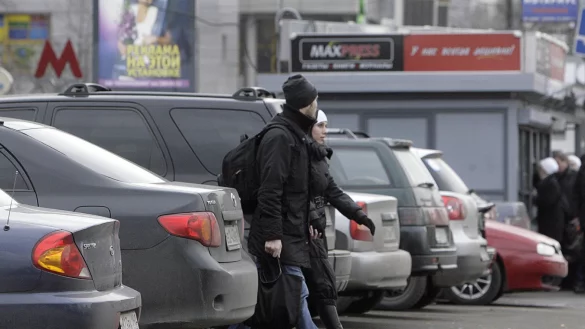 Wenig Platz für Fußgänger: In vielen Großstädten dominiert nach wie vor das Auto den Verkehrsraum.   - © Picture Alliance