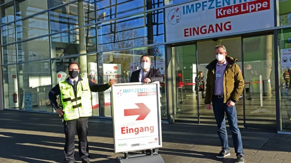 Vor dem Impfzentrum Kreis Lippe: (v.l.) Sascha Alexander Medina Azuaga (Teamleitung Feuerschutz- und Rettungsleitstelle Bev&ouml;lkerungsschutz Kreis Lippe), Landrat Dr. Axel Lehmann und Dr. Christian K&ouml;rner (Leiter der Bezirksstelle Detmold der Kassen&auml;rztlichen Vereinigung Westfalen-Lippe). - &copy; Nicole Ellerbrake