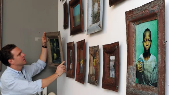 Aufh&auml;ngen eines Bildes - &copy; Foto: Soeren Stache/dpa-Zentralbild/dpa