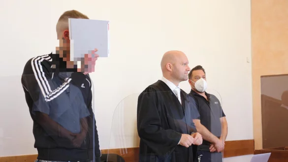 Der Barntruper (21), hier an der Seite seines Verteidigers Sascha Haring, hat mit einer waghalsigen Verfolgungsfahrt Menschenleben gef&auml;hrdet. Einsicht oder Reue kann das Gericht nicht erkennen. - &copy; Janet K&ouml;nig