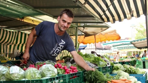 Wochenmarktvereinsvorsitzender Andreas Plass an seinem Obst- und Gem&uuml;sestand. - &copy; Katrin Kantelberg