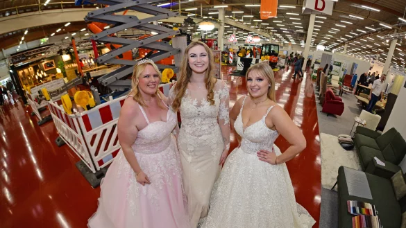 Die Brautmodenausstatter setzen auf Krontaste: Brautkleider im Baustellenbereich - © Nicole Ellerbrake