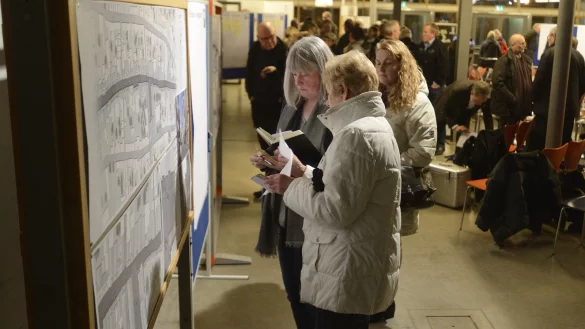 Wie soll die Mittelstraße einmal aussehen? Planerin Anke Deeken erläutert einer Besucherin ihre Vorschläge. - © Karl-Heinz Krull