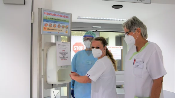 Hygiene ist das A und O: Nina Müller-Seidlitz (Mitte) desinfiziert sich die Hände, ihre Kollegin Rebecca Wheeler (links) trägt bereits den Schutzanzug, der jedes Mal gewechselt wird. Karin Zepnik pflegt ebenfalls Covid-Patienten in Detmold.  - © Archivfoto: Astrid Sewing