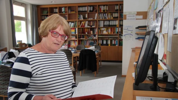 Ein Blick ins Klassenheft: Iris Naumann kennt praktisch jeden ihrer 430 Sch&uuml;ler mit Namen. Sie hat auch die Eltern vieler heutiger Schulkinder bereits unterrichtet. - &copy; Dieter Asbrock