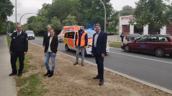 Noch schneller im Einsatz: Achim Reineke, Teamleiter Rettungsdienst beim Kreis Lippe, Thomas Hilker, Fachgebietsleiter Planung und Inframanagement beim Eigenbetrieb Stra&szlig;en des Kreises, Katharina Medina, Projektleiterin beim Eigenbetrieb Stra&szlig;en, Stephan Runte von der Firma St&uuml;hrenberg sowie J&uuml;rgen Berghahn, Mitglied des Landtags NRW (von links) geben die neue Ampelanlage an der Rettungswache in Lemgo offiziell frei. - &copy; Yannick Sonntag