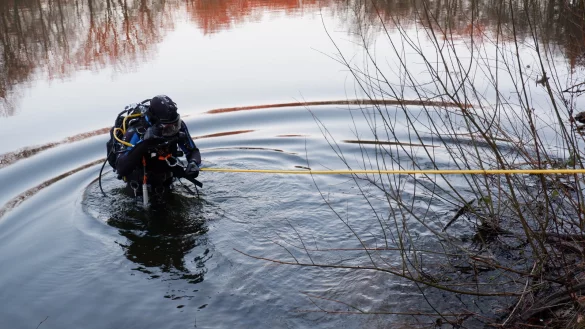 Taucher Christopher Gr&ouml;ne macht sich auf die Suche nach dem im Wasser "versteckten" &Uuml;bungstisch. - &copy; Lorraine Brinkmann