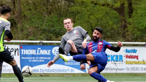 Legten sich stark ins Zeug: Lemgos Oguzhan Topalca (rechts) zieht gegen den Oerlinghauser Sven Oberschelp ab. - &copy; J&ouml;rg Hagemann