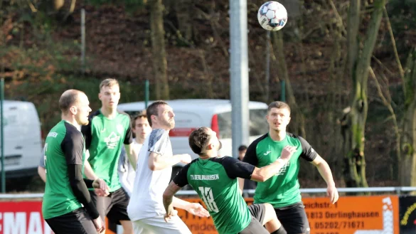 Beobachtet von seinen Mannschaftskameraden setzt der Oerlinghauser Can Moussa zum Fallr&uuml;ckzieher an. - &copy; Oliver K&ouml;nig