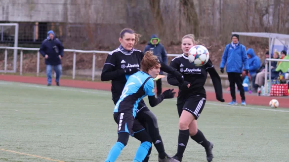 Ins Leere: Keine Abnehmerin findet die Flanke von Marina Heidebrecht (links). Milena Szymkowiak beobachtet die Aktion. - © Kai Hahn