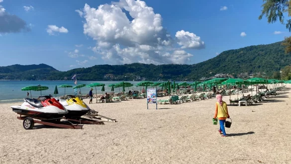 Der Strand von Patong - &copy; Foto: Carola Frentzen/dpa