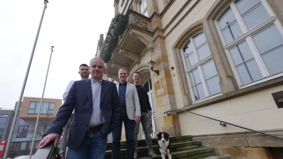 Die Verwaltungsspitze: B&uuml;rgermeister Heinz-Dieter Kr&uuml;ger (vorne) mit K&auml;mmerer Tim S&ouml;lter (hinten, von links), Bauamtsleiter Claus Rafael M&uuml;ther und Pressesprecher Sebastian Vogt mit H&uuml;ndin Freia. - &copy; Jost Wolf