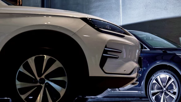 Kleine Autoh&auml;user verschwinden, gr&ouml;&szlig;ere sichern sich die Fl&auml;che. - &copy; picture alliance / SZ Photo