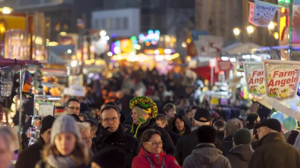 Dichtes Gedr&auml;nge herrscht bei der Andreasmesse im Rosental. Hier reiht sich Bude an Bude, von der Galerie bis zum Theater. - &copy; Archivfoto: Torben Gocke