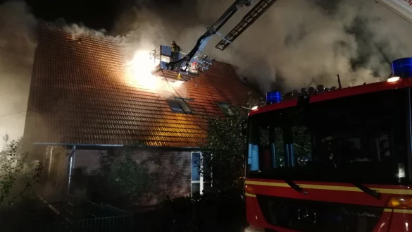 In einem Stall und dem angrenzenden Wohnhaus in Vehlage ist es am Samstagabend zu einem Brand gekommen. - &copy; Joern Spreen-Ledebur