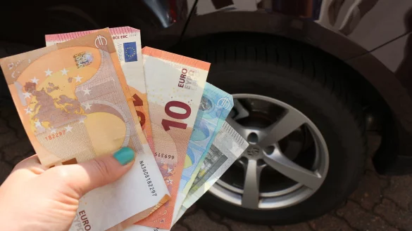 Wenn Kundinnen oder Kunden ihre Autos bar anzahlten, steckte der 27 Jahre alte Verk&auml;ufer das Geld in seine eigene Tasche. - &copy; Janet K&ouml;nig