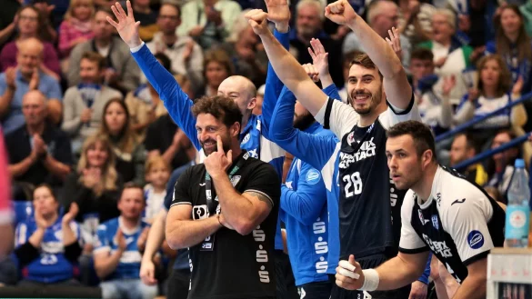 Augen auf in der Getec-Arena. Trainer Florian Kehrmann freut sich mit Hendrik Wagner und Jan Brosch auf das Spiel in Magdeburg - &copy; J&ouml;rg Hagemann