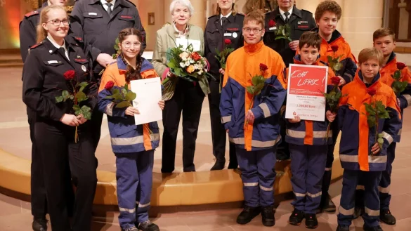 Verleihung der Sternheimnadel in St. Nicolai. Die Jugendfeuerwehr Lemgo mit Stadtjugendfeuerwart Christian Heidemann (3. v links) und Karin Krieger (5. v. links) freuen sich &uuml;ber die Auszeichnung. - &copy; Thomas Kr&uuml;gler
